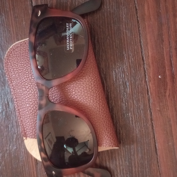 NWT Ultra Violet Protection Wayfarer Style Tortoise Shell Foldable Sunglasses. - Picture 10 of 11